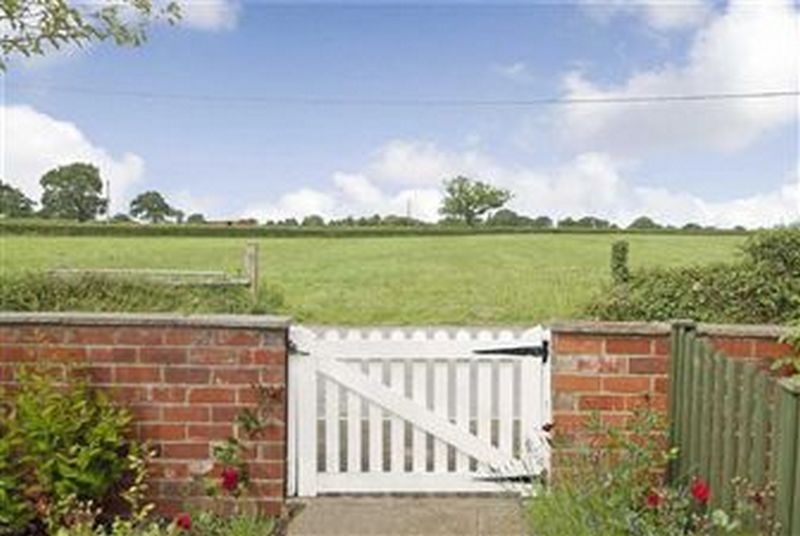 Värav õiges energia alas toob krundile positiivset ja elujõulist energiat